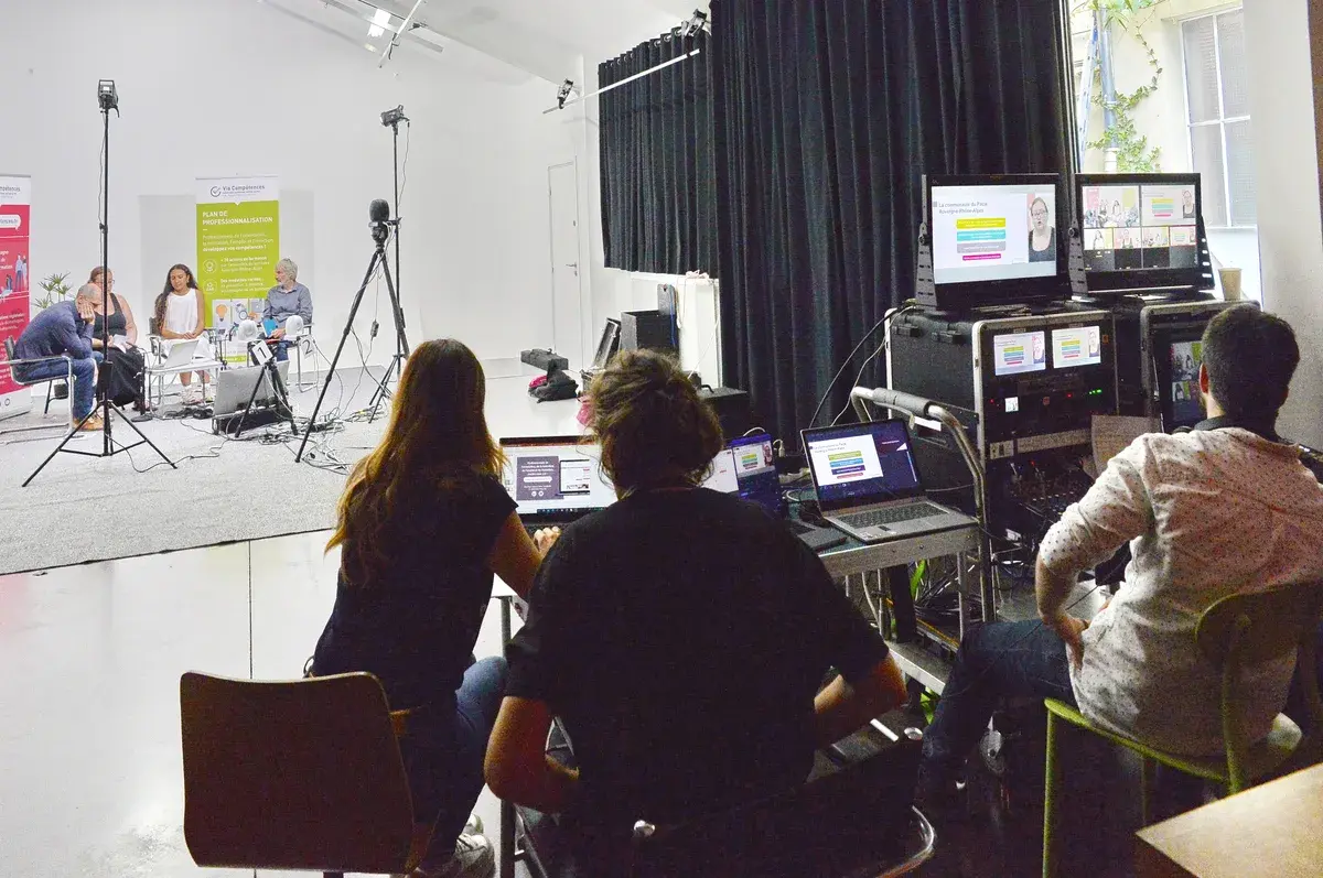 Plateau de tournage d’une webconférence Via Compétences